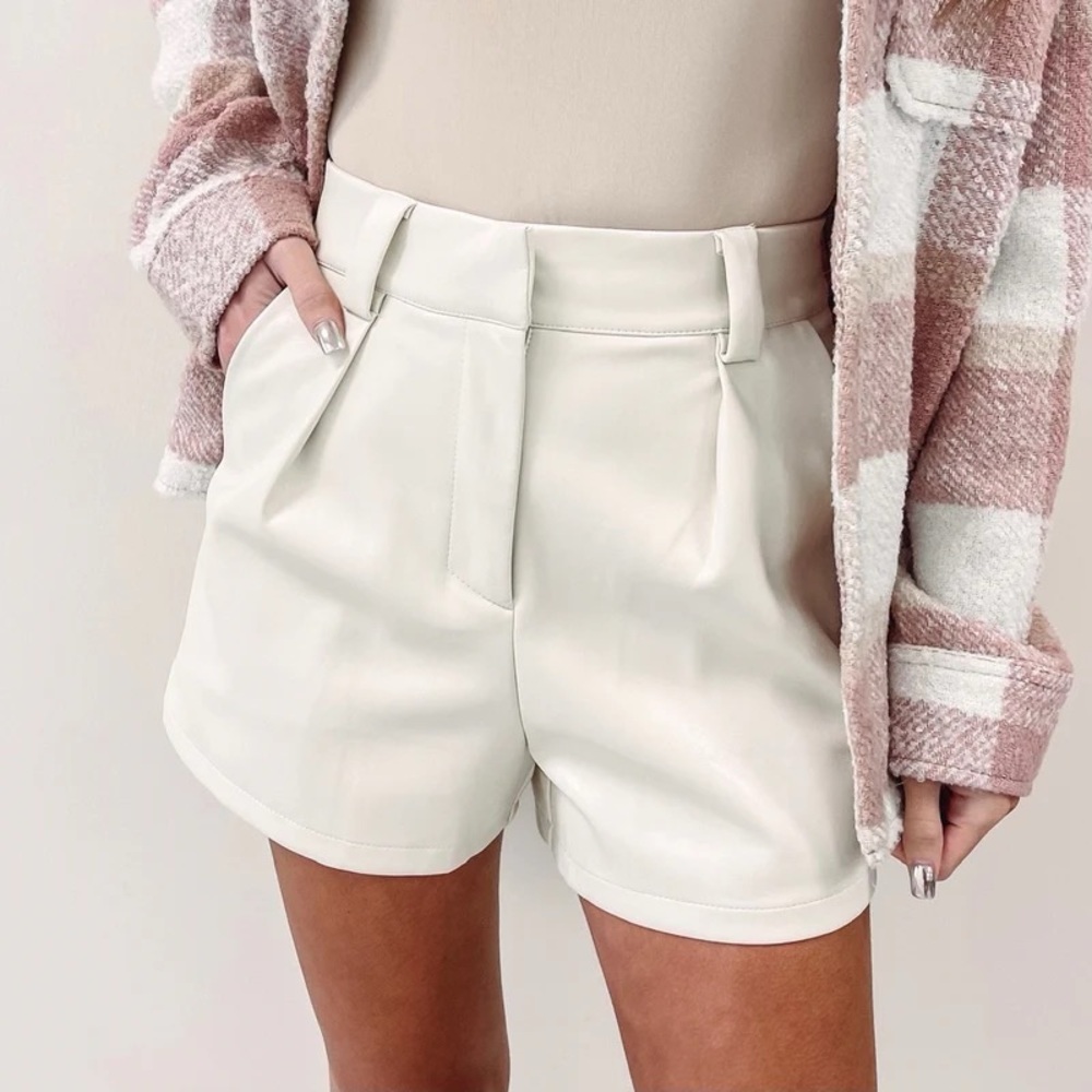 TCEC Beige/Cream Pleated High Waisted Faux Leather Shorts Sz L - NWT